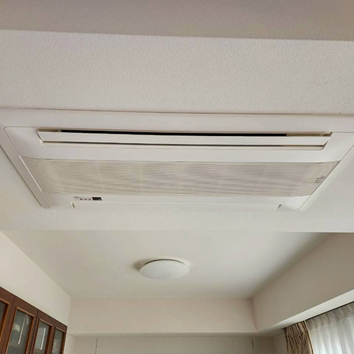 東京都中野区のマンションにてダイキン製天井カセット形ダブルフロータイプの入替え工事【ハウジングエアコン】