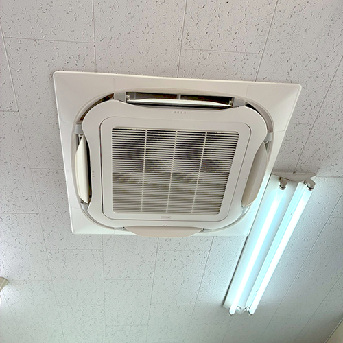 東京都調布市のオフィスビルにてダイキン製天井カセット形ラウンドフローの入替え工事【業務用エアコン】