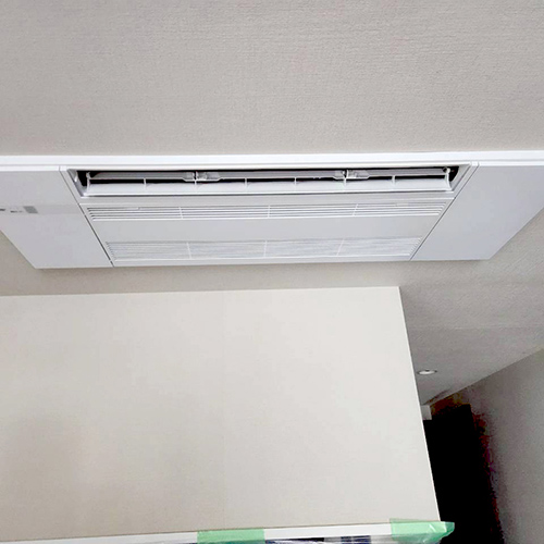 東京都新宿区のマンションにて三菱電機製天井カセット形シングルフローエアコンの入替え工事【ハウジングエアコン】