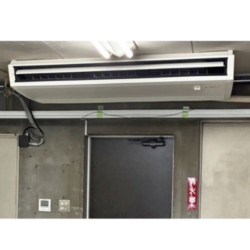 東京都台東区のビルにて、長年使用したダイキン製天井吊形業務用エアコンを三菱電機製スリムERへ入替えました。屋上の大型室外機を現地で解体して搬出し、冷媒ガスの追加充填、真空引きまで行っています。