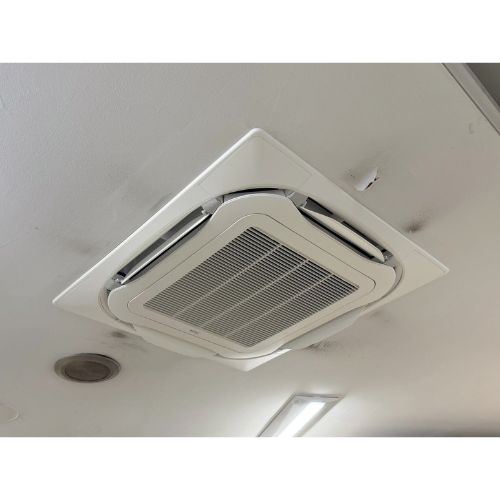 東京都豊島区の八百屋にて、故障した三菱電機製の業務用天井カセット形エアコン2台を、ダイキン製EcoZEAS S-ラウンドフローへ入れ替えました。冷媒フロンガスの回収から真空引き、室内機・室外機・リモコンの交換まで丁寧に施工しています。